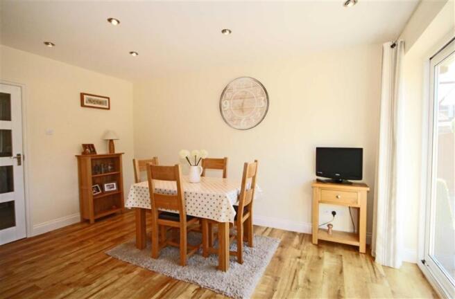 KITCHEN/DINING ROOM