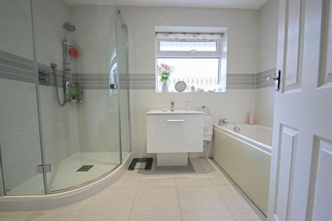 nicholas james glynn road west bathroom_.jpg