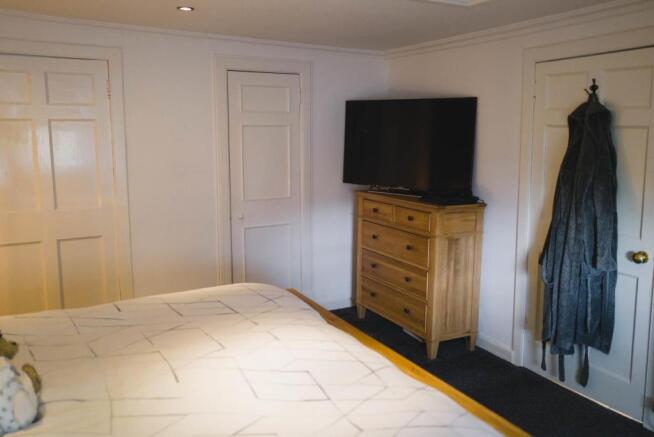Master Bedroom (2)