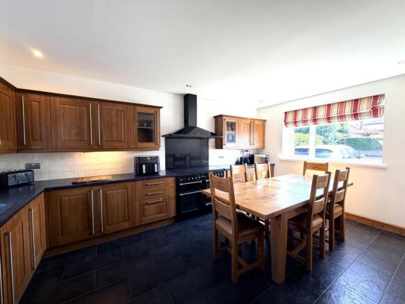4 bed Semi-Detached for sale Image 11