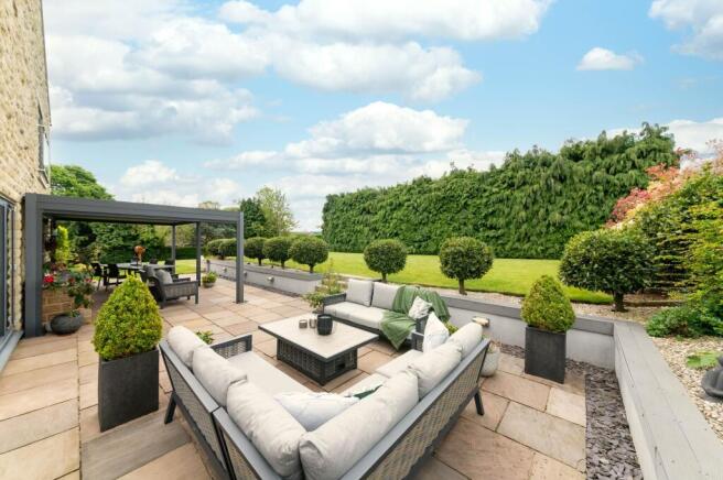 6 bed Detached for sale Image 5