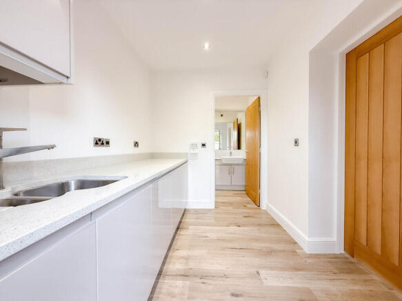 5 bed Detached for sale Image 12