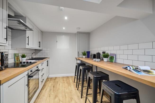7 bed House to rent Image 6