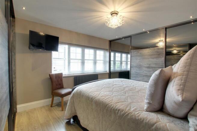 MASTER BEDROOM (FRONT)