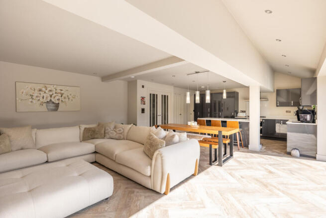 5 bed Detached for sale Image 9