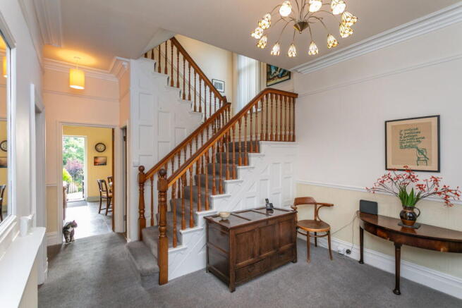 5 bed Town House for sale Image 6