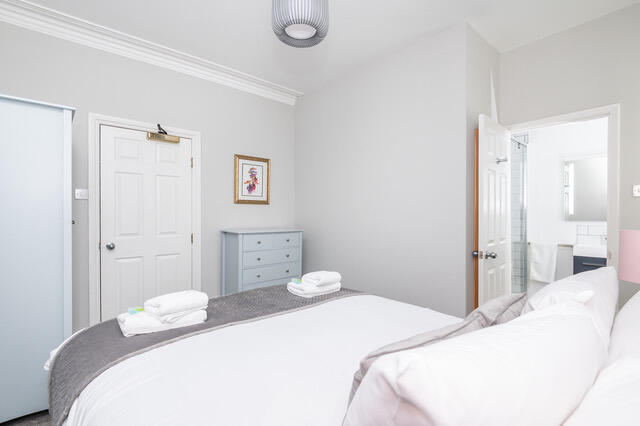 5 bed Town House for sale Image 9
