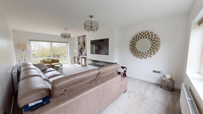 5 bed Detached for sale Image 6
