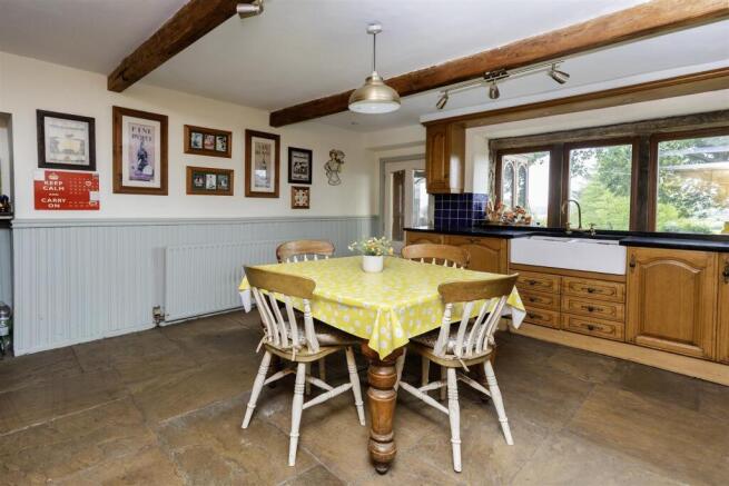 5 bed Detached for sale Image 7