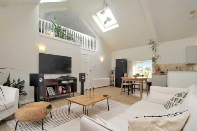OPEN PLAN LIVING AREA