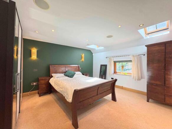 5 bed Detached for sale Image 11