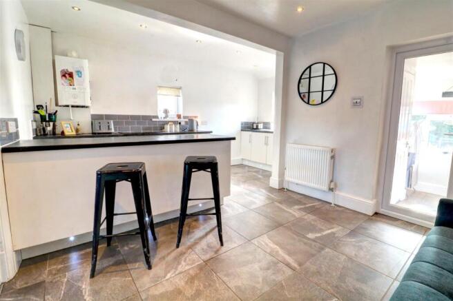 Kitchen 2.jpg