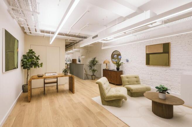 251216 18 Clerkenwell Close-01.JPG