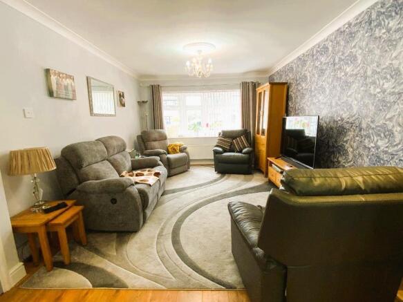 LIVING ROOM 17'2 x 11'3