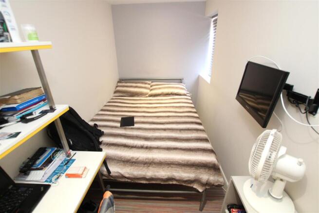 4 bed Terraced to rent Image 5