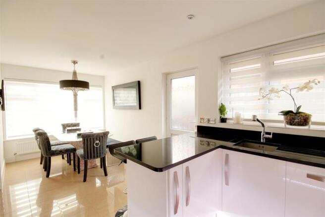 KITCHEN/ DINING ROOM