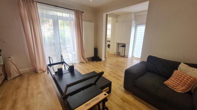 3 bed Semi-Detached to rent Image 7
