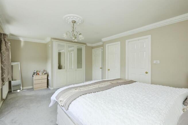 5 bed Detached for sale Image 8