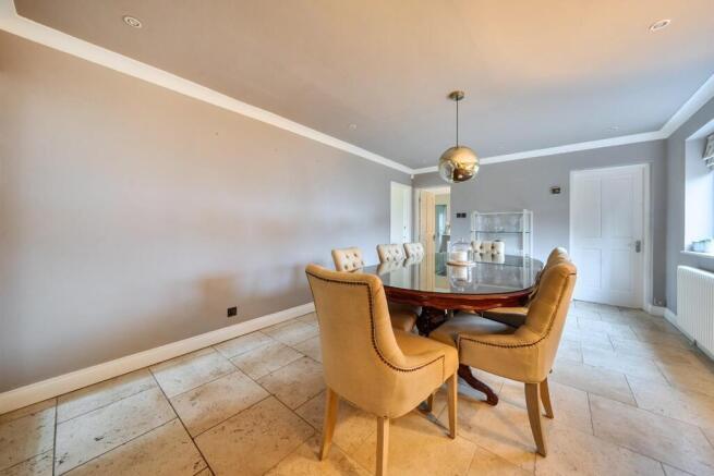 5 bed Detached for sale Image 7