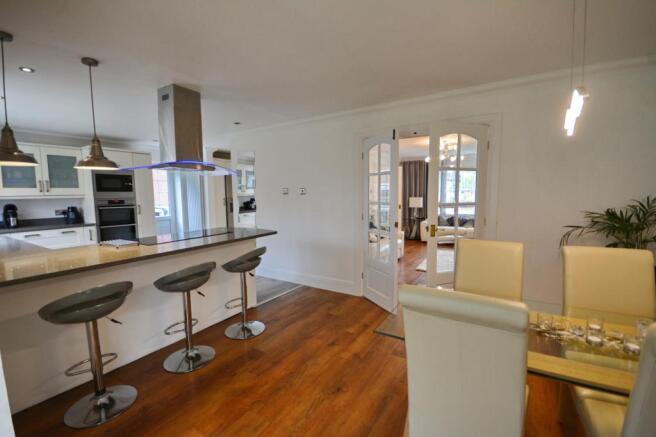 7 Leighton close diner2.jpeg