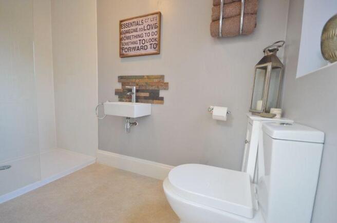 shower room/do...
