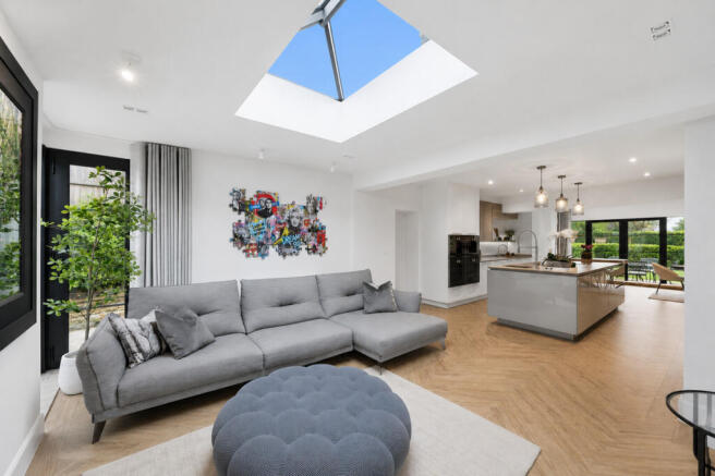 7 bed Detached for sale Image 8