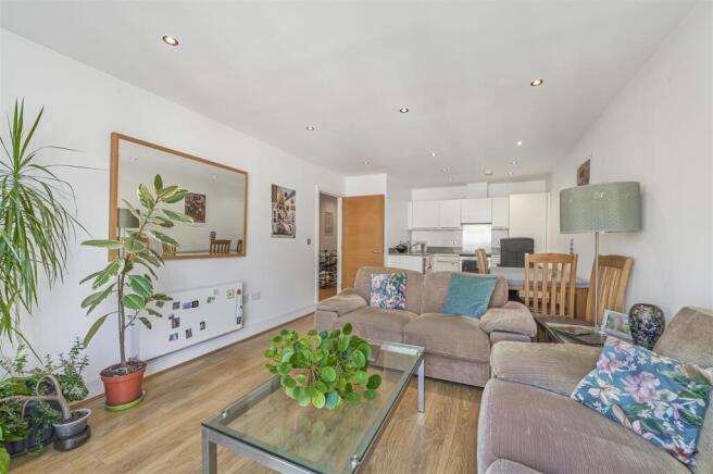 Eden_Harper_-_Drapers_Court__Kingsway_Square__SW11