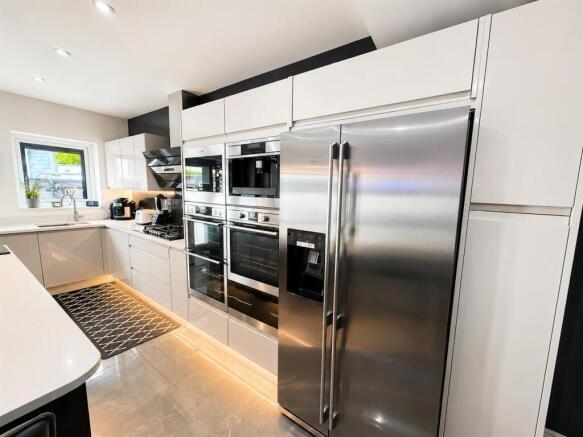4 bed House for sale Image 9