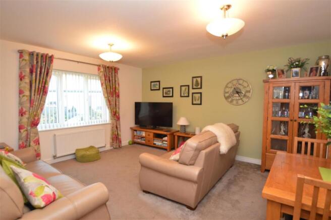LOUNGE/DINING ROOM