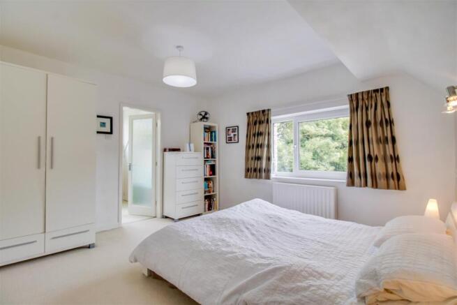 5 bed Detached for sale Image 9