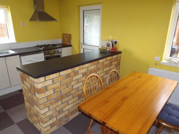 KITCHEN/DINER: