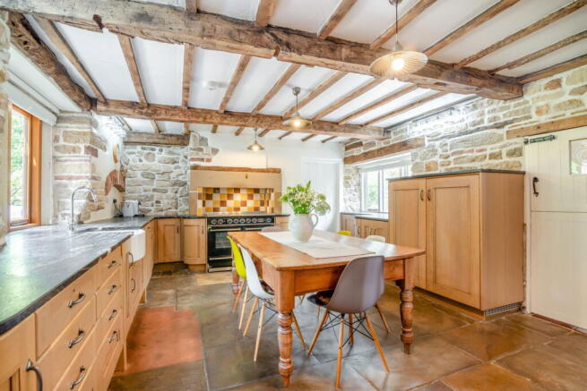 5 bed Detached for sale Image 9