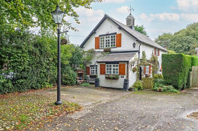 3-bed detached on Norton Village, Norton, WA7, £380,000