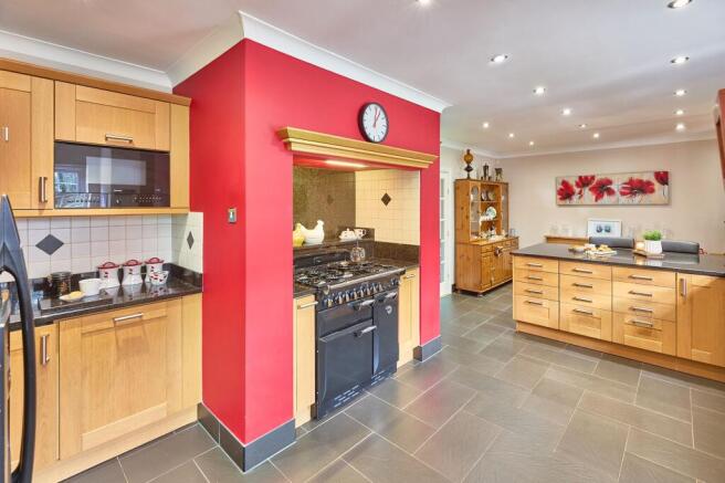 5 bed Detached for sale Image 8