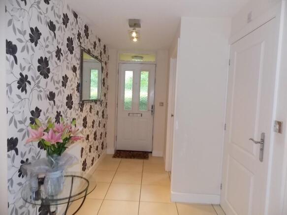 Hallway to front dr