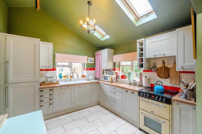 4 bed Detached for sale Image 9