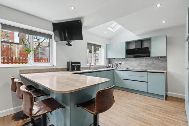 4 bed Detached for sale Image 8