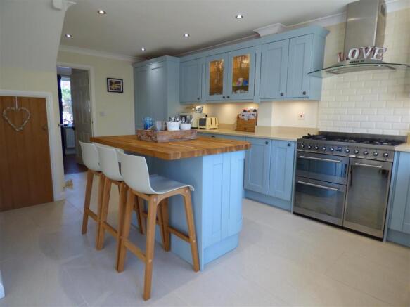KITCHEN/DINING ROOM