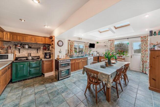 5 bed Detached for sale Image 7