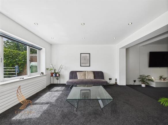 5 bed Detached for sale Image 8
