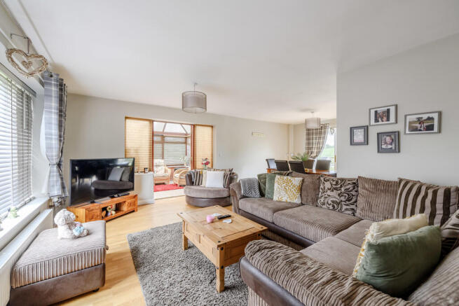 Lounge/Dining Roo...