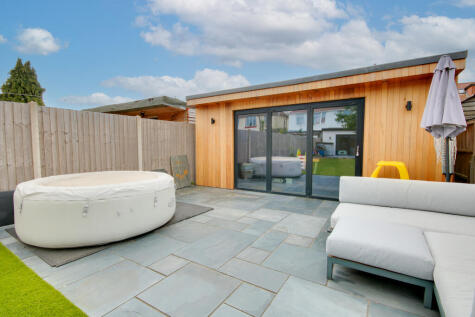 Guide Price £325,000 - £350,000! Fantastic Extension! Loft Conversion!