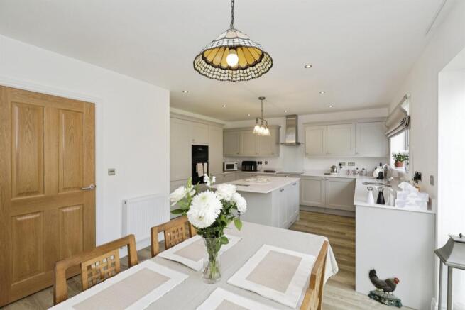 4 bed Detached for sale Image 5