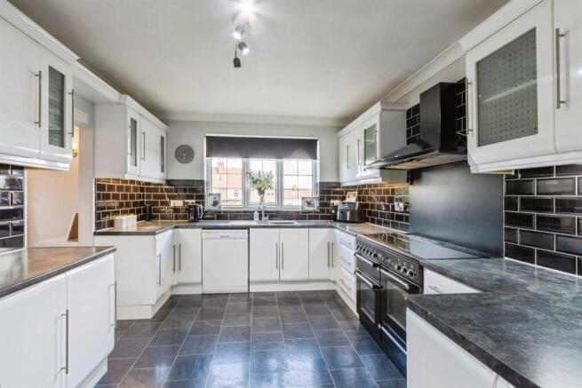 4 bed Detached for sale Image 6