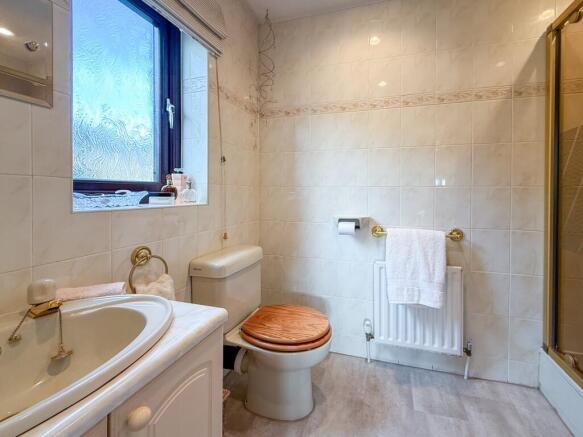 4 bed Detached for sale Image 10