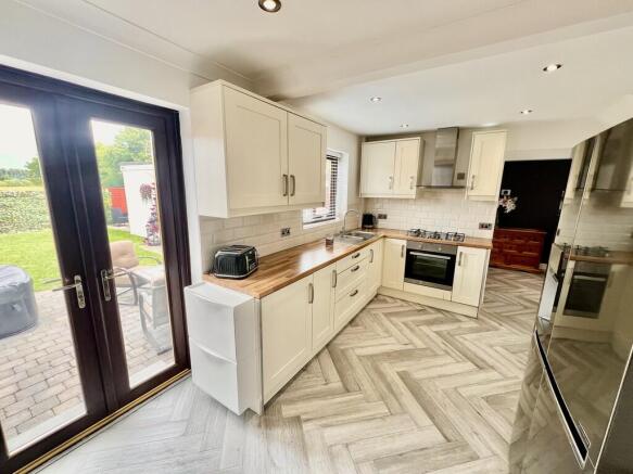 4 bed Semi-Detached for sale Image 10