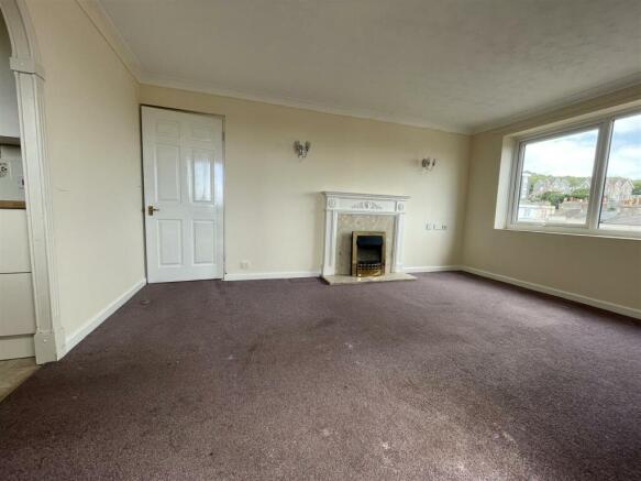 Lounge 1.JPG