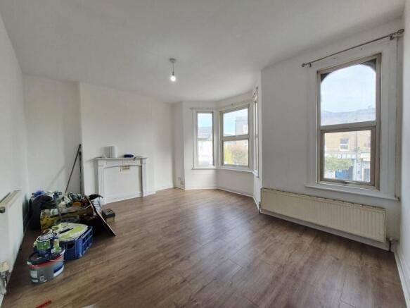 Newly Renovated 2/3 Bedroom First-Floor Flat ¿