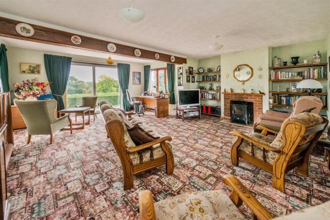 L-SHAPED LIVING ROOM