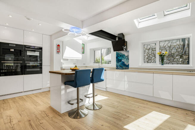 21 Kitchen.JPG